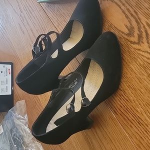 Closed toe low heels